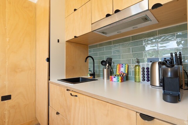 クワーキー CBD 1ベッド ウィズ プール、サウナ アンド バルコニー