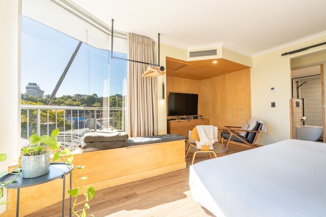 クワーキー CBD 1ベッド ウィズ プール、サウナ アンド バルコニー