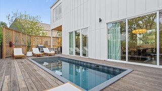 ニューリー リノベーテッド ローアレルゲン ホーム ウィズ プール & ホットタブ