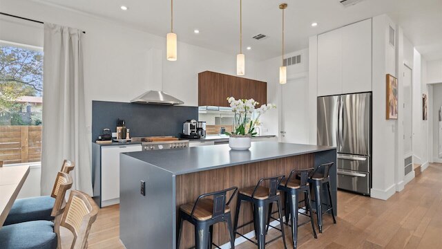 ニューリー リノベーテッド ローアレルゲン ホーム ウィズ プール & ホットタブ