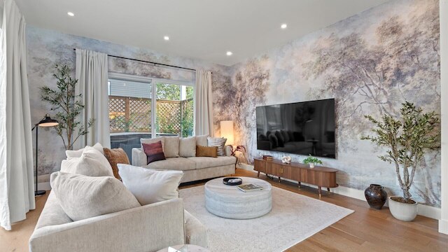 ニューリー リノベーテッド ローアレルゲン ホーム ウィズ プール & ホットタブ