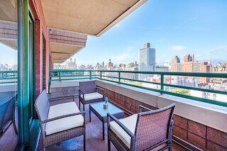 サニー 3 ベッドルーム 3 バスルーム アパートメント ウィズ ラージ バルコニー