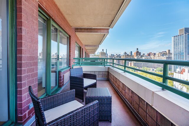 サニー 3 ベッドルーム 3 バスルーム アパートメント ウィズ ラージ バルコニー