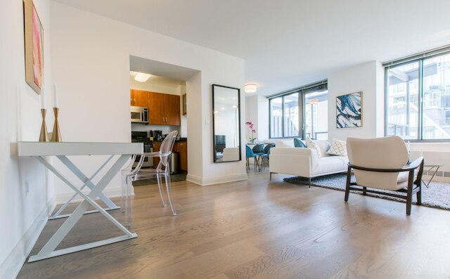 ブライト 2 ベッドルーム 2 バスルーム ユニット ウィズ バルコニー