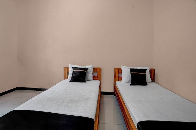 OYO 94899 ニルスコスト シャリア ニア UPN