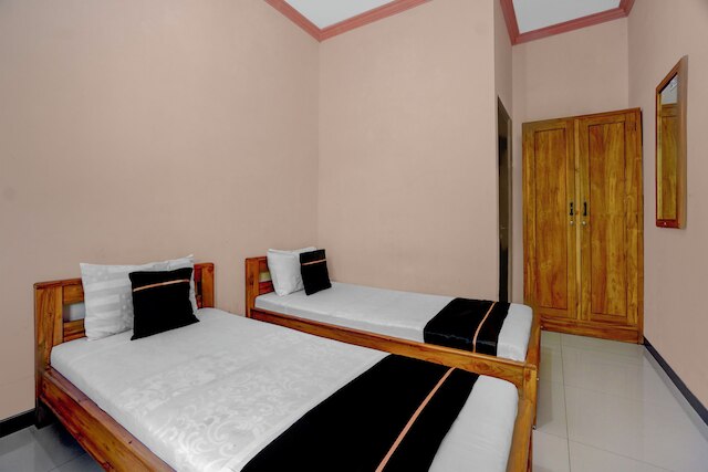 OYO 94899 ニルスコスト シャリア ニア UPN