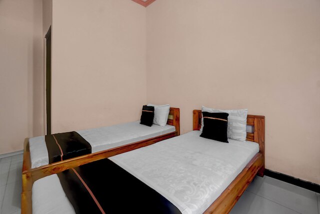 OYO 94899 ニルスコスト シャリア ニア UPN