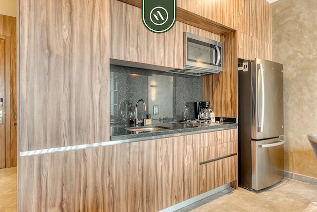 ラグジュアリー スタジオ - プール - レボリューション モニュメント ビュー