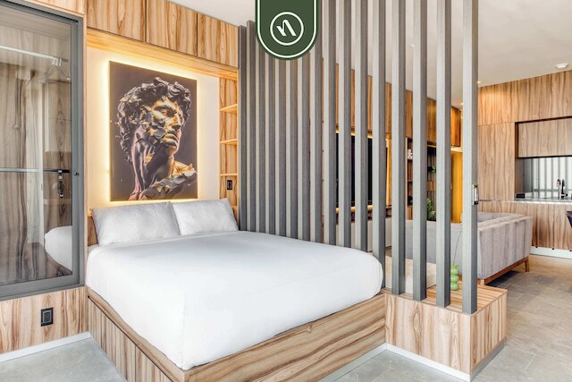 ラグジュアリー スタジオ - プール - レボリューション モニュメント ビュー