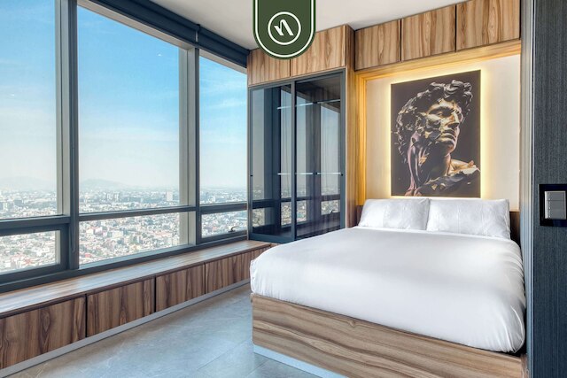 ラグジュアリー スタジオ - プール - レボリューション モニュメント ビュー