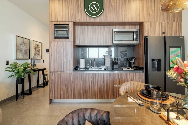 スタジオ オーバールッキング ザ レボリューション モニュメント