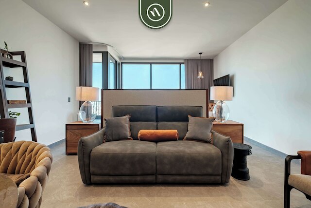 スタジオ オーバールッキング ザ レボリューション モニュメント