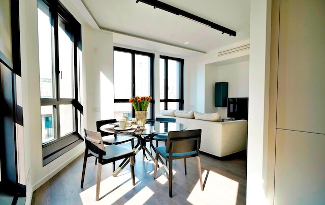 S バビラ セントラル タワー ウィズ ルーフトップ テラス イン サン バビラ