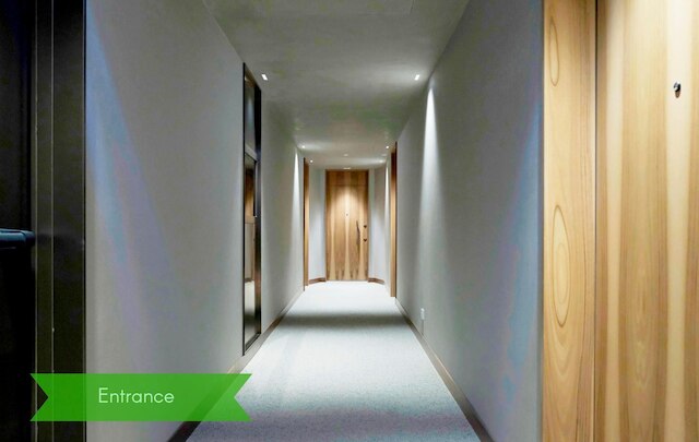 S バビラ セントラル タワー ウィズ ルーフトップ テラス イン サン バビラ