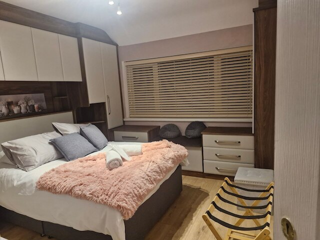 チャーミング ウィゼンショー ホーム ウィズ ガーデン & パーキング