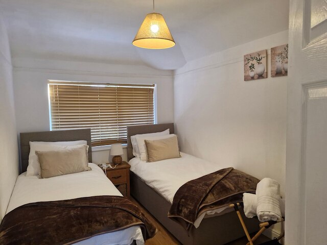 チャーミング ウィゼンショー ホーム ウィズ ガーデン & パーキング