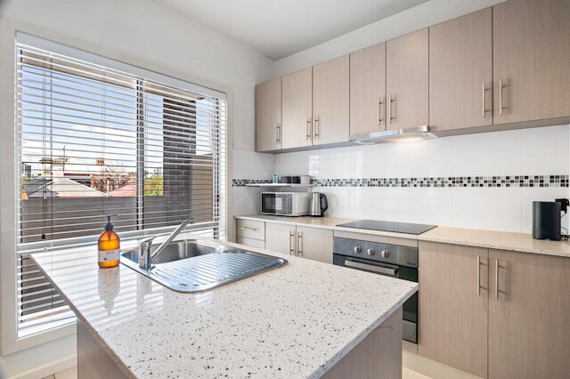 ブライト 2 ベッド フラット ウィズ バルコニー イン ケンジントン