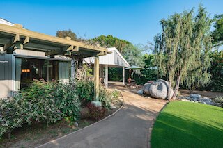 ブライト ファミリー ゲッタウェイ ラージ バックヤード オアシス パティオ