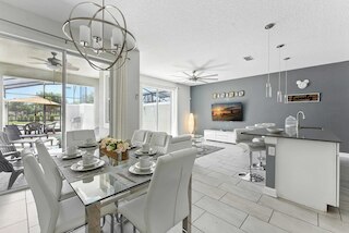 コンフォート ステイ ウィズ プール ニア アトラクションズ