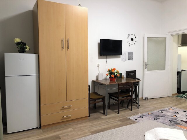 チャーミング 1ベッドルーム アパートメント ウィズ ガーデン ダニューブ