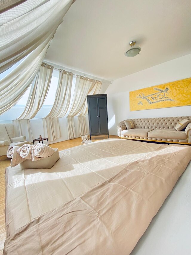 コンフィー 3ベッドルーム アパートメント ウィズ リビングルーム バルコニー