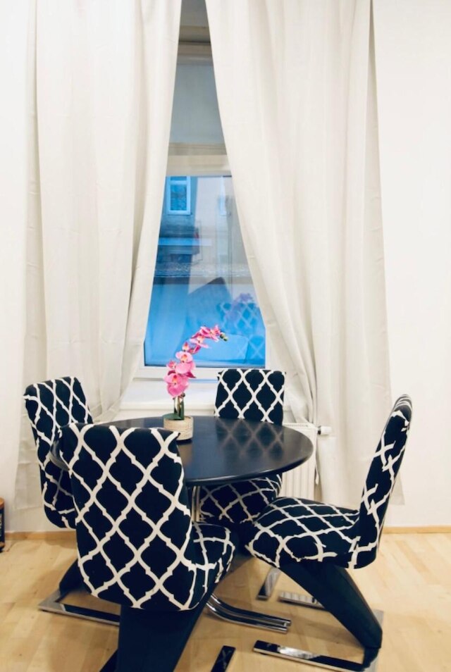 ラブリー ベッドルーム アパート ニア アウガルテン