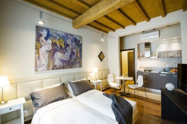 フローレンス アート アパートメンツ