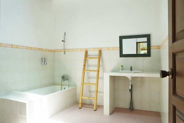 ユリ バンガローズ