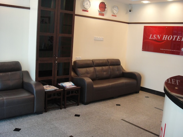 LSN ホテル タマン コノート