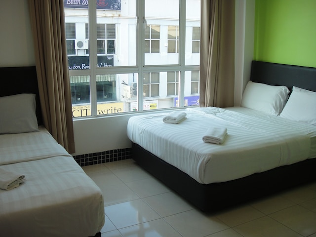 LSN ホテル タマン コノート