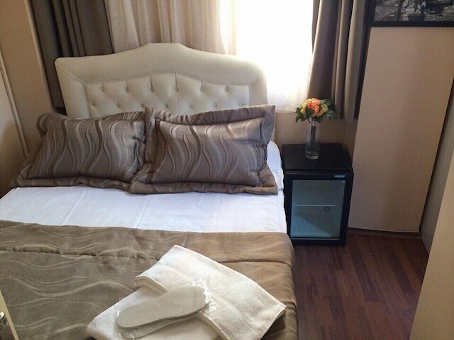 ローズ ルームズ アパート