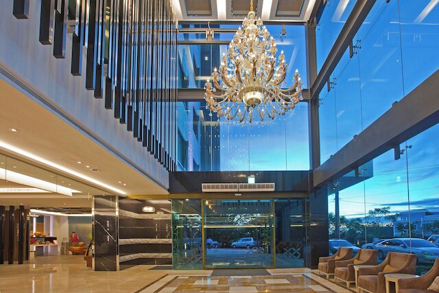 レンイー レイク ホテル (仁義湖岸大酒店)