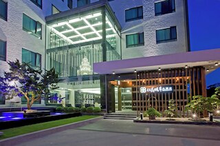 レンイー レイク ホテル (仁義湖岸大酒店)