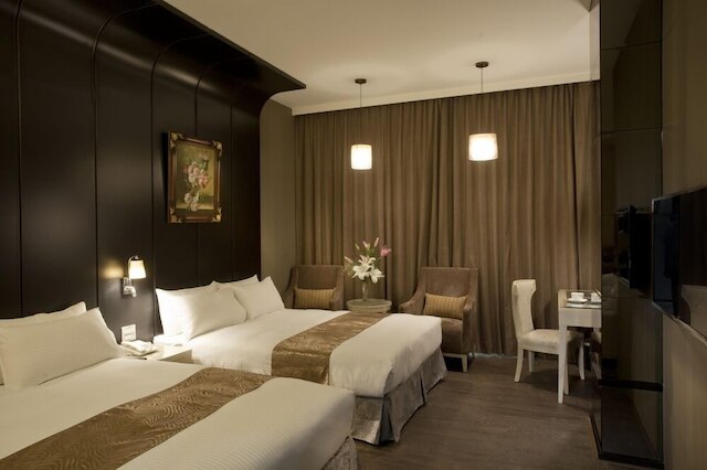 レンイー レイク ホテル (仁義湖岸大酒店)