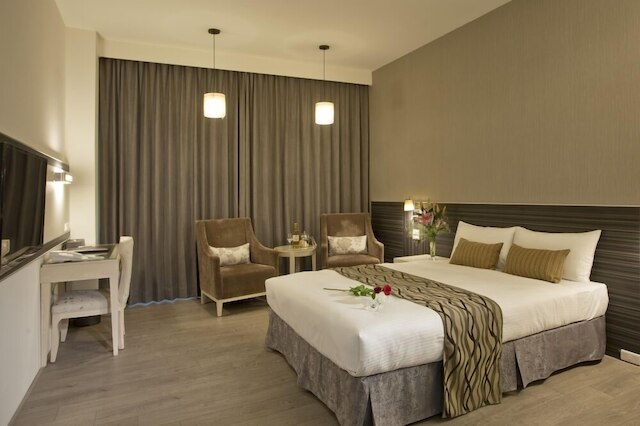 レンイー レイク ホテル (仁義湖岸大酒店)