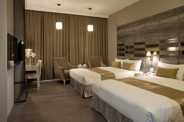 レンイー レイク ホテル (仁義湖岸大酒店)