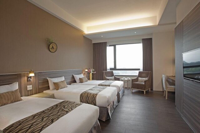 レンイー レイク ホテル (仁義湖岸大酒店)