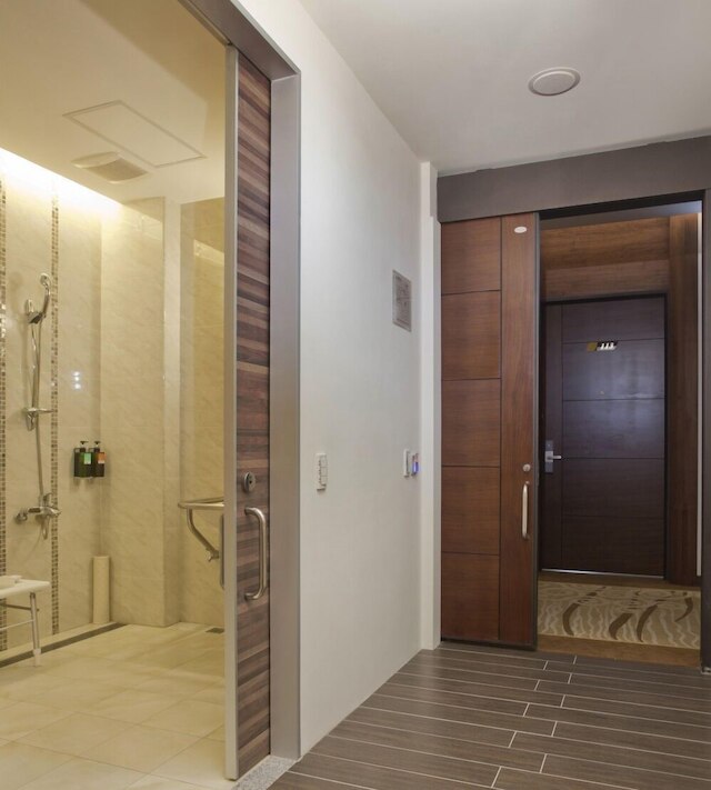 レンイー レイク ホテル (仁義湖岸大酒店)