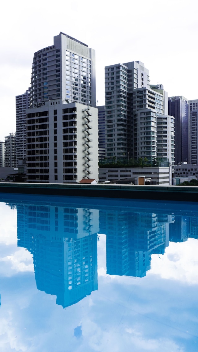 ティンツ オブ ブルー ホテル