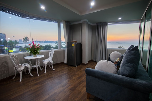 ザ ビーチ フロント リゾート パタヤ - SHA Plus