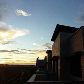 リバーステューピッド B&B (河堤上的傻瓜民宿)