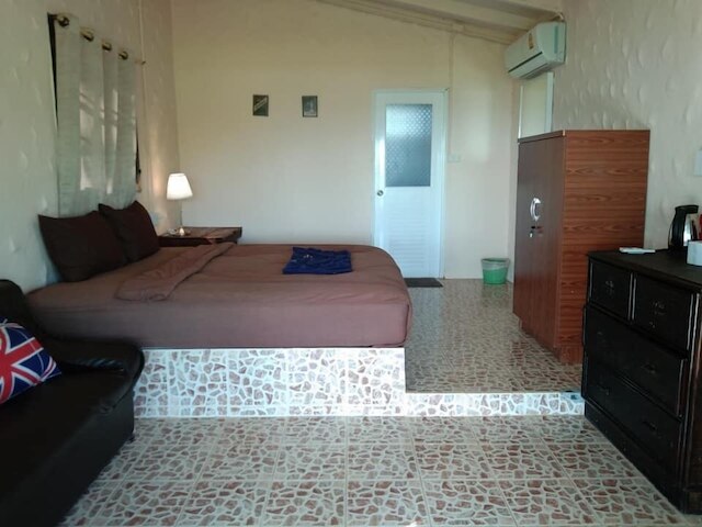 バナナ サンセット バー & バンガローズ