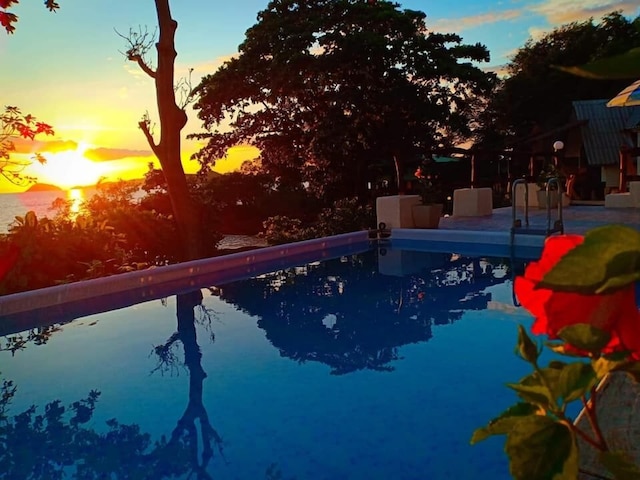 バナナ サンセット バー & バンガローズ