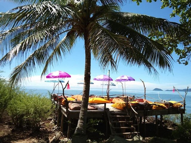 バナナ サンセット バー & バンガローズ