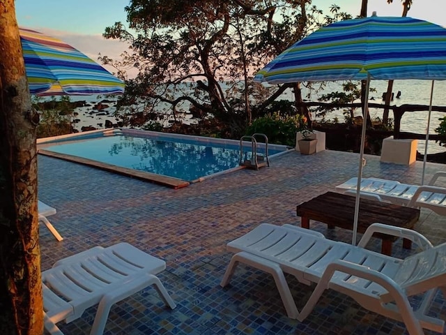 バナナ サンセット バー & バンガローズ