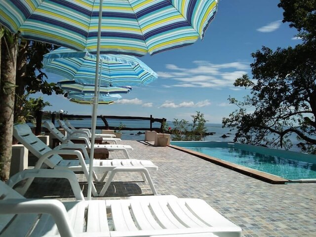 バナナ サンセット バー & バンガローズ