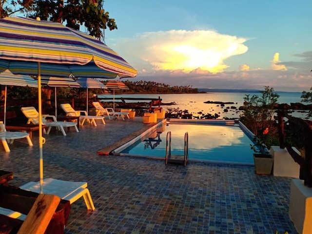 バナナ サンセット バー & バンガローズ