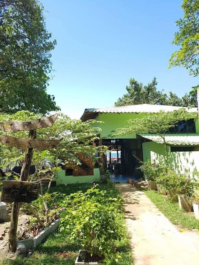 バナナ サンセット バー & バンガローズ