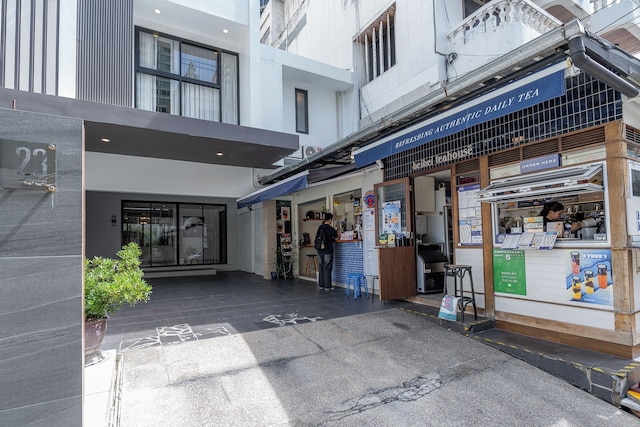 23 AVA アット サラデーン