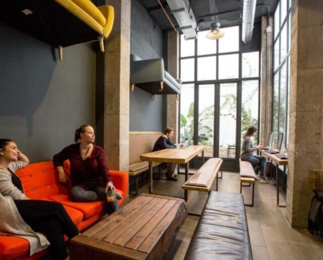 ブラック スワン ホステル セビリア